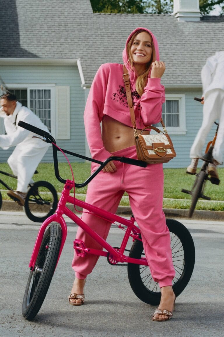 Jennifer Lopez: Luce un conjunto deportivo rosa con una sudadera corta y pantalones a juego. Lleva…