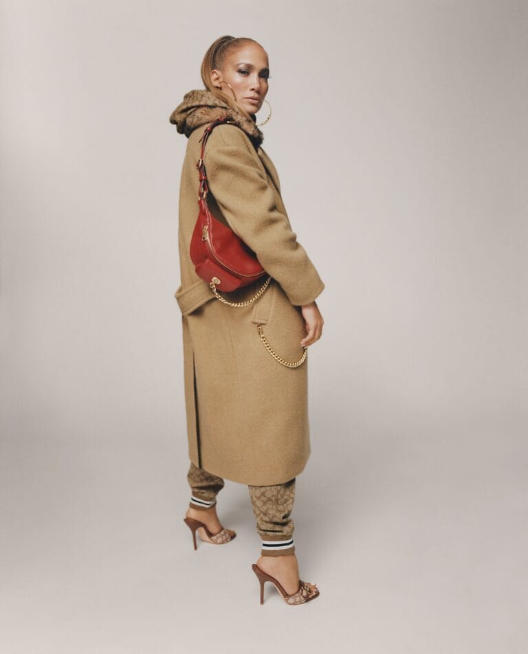 Jennifer Lopez: Lleva un abrigo largo de color beige con una cadena dorada como adorno y…