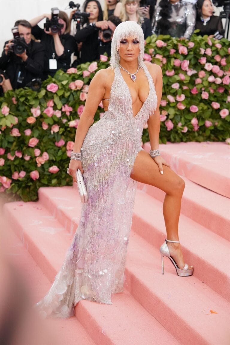 Jennifer Lopez: Luce un vestido plateado con flecos brillantes y un gran escote, combinado con sandalias…