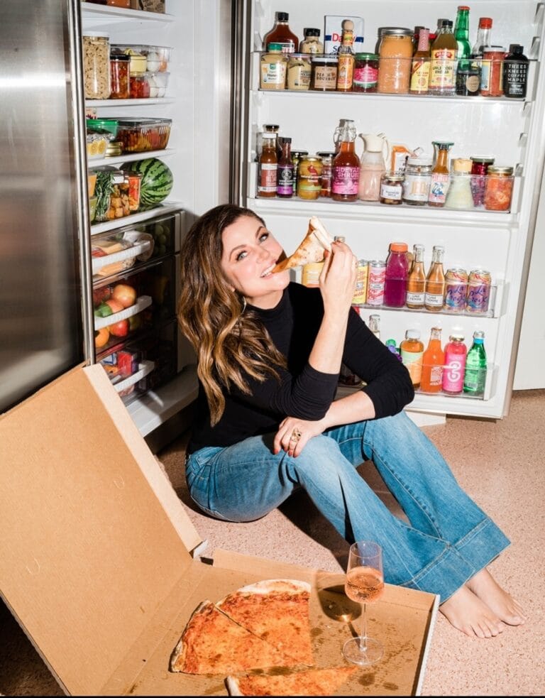Tiffani Thiessen: Con cabello suelto y vestido con un suéter negro de manga larga y jeans…