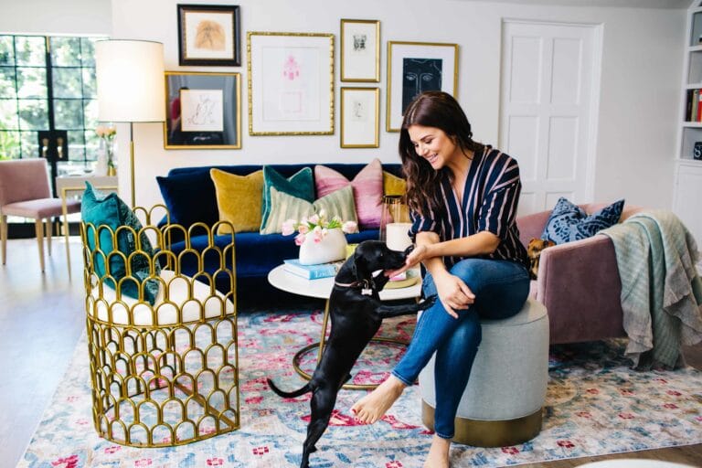 Tiffani Thiessen: Viste una blusa a rayas azul marino y pantalones de mezclilla. Está descalza y…