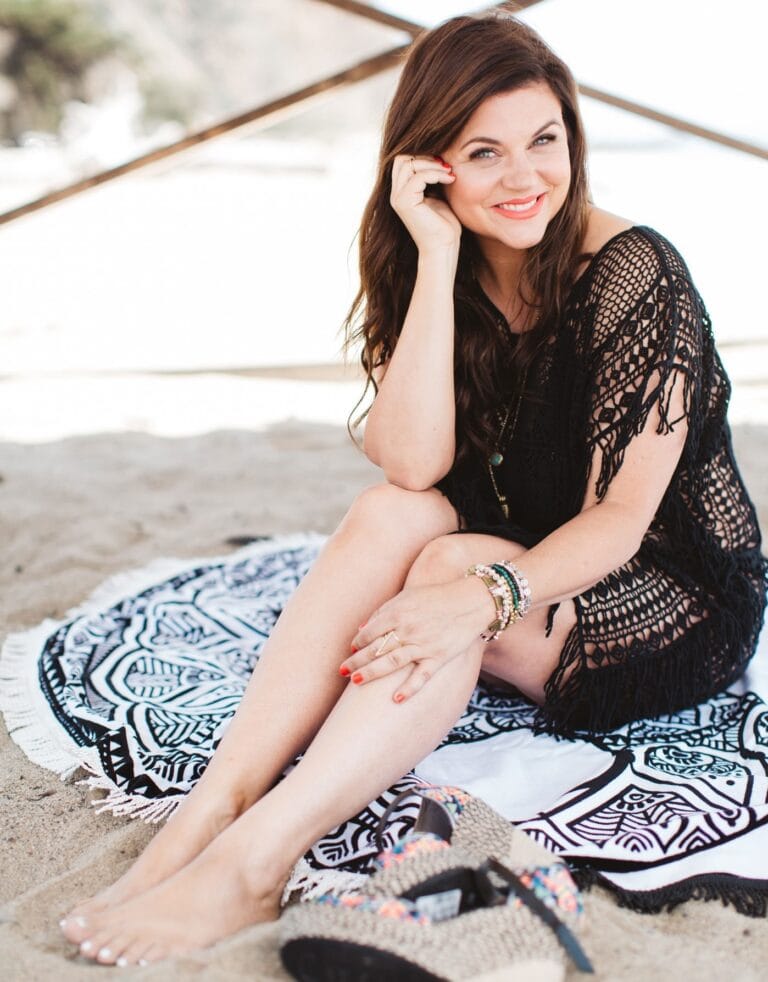 Tiffani Thiessen: Con un vestido negro de crochet y un toque veraniego, está sentado sobre una…