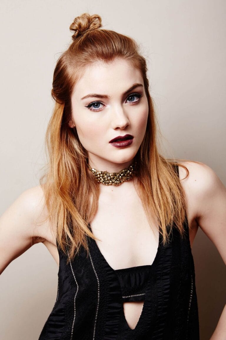 Skyler Samuels con 20-21 años