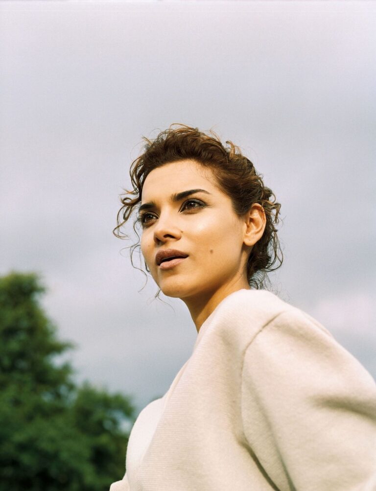 Amber Rose Revah con 32-33 años