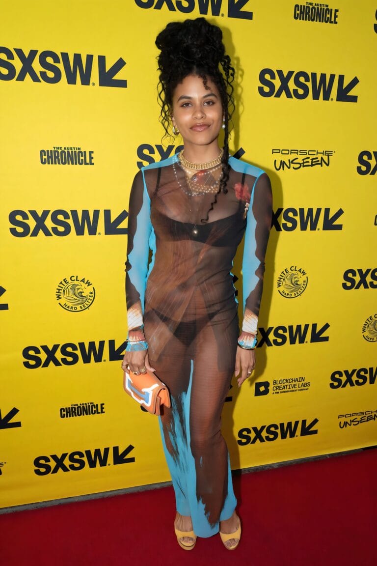 Zazie Beetz: Luce un vestido transparente con detalles en azul y marrón, complementado con accesorios dorados…