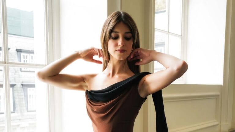Daisy Edgar-Jones: Elegant one-shoulder look in brown and black tones. Hair…