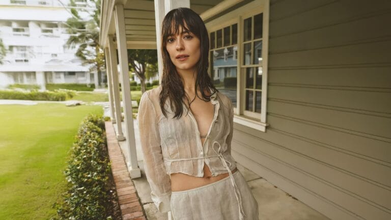 Daisy Edgar-Jones: Wears a light-toned blouse and pants set in lightweight fabric,…