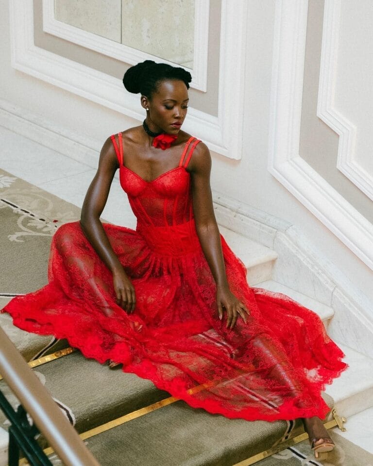 Lupita Nyong’o: Luce un vestido rojo de encaje con transparencias y tirantes, complementado con un collar…