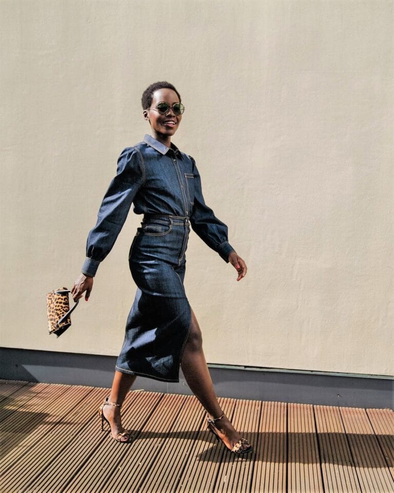Lupita Nyong’o: Luce un elegante conjunto de mezclilla con una falda midi y una blusa de…
