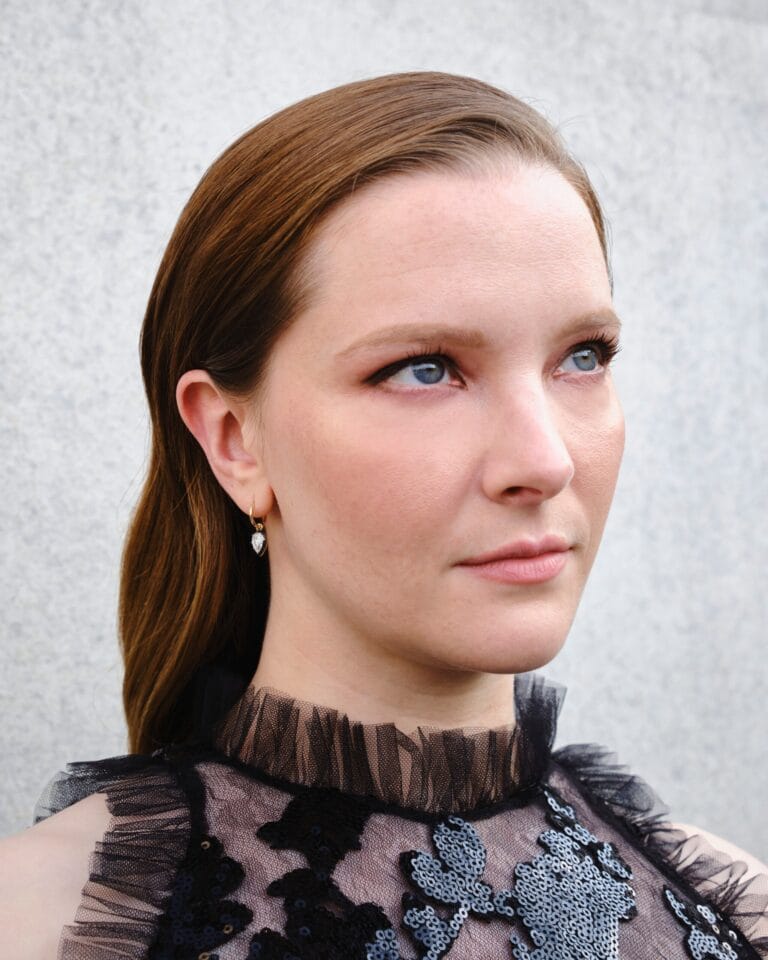 Morfydd Clark: Luce un vestido con detalles de encaje y lentejuelas en tonos oscuros. Lleva el…
