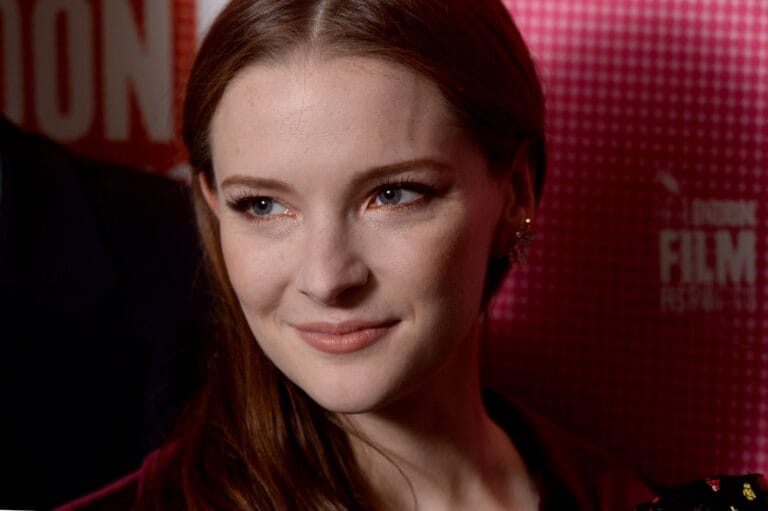 Morfydd Clark con 28-29 años