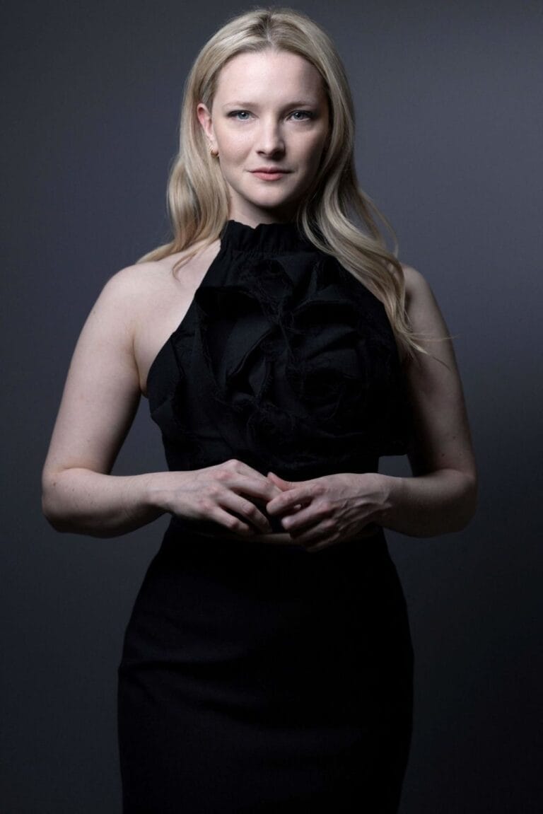 Morfydd Clark con 32-33 años
