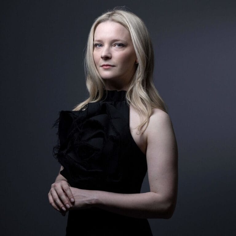 Morfydd Clark: Luce un vestido negro elegante con un diseño floral llamativo en la parte frontal.…
