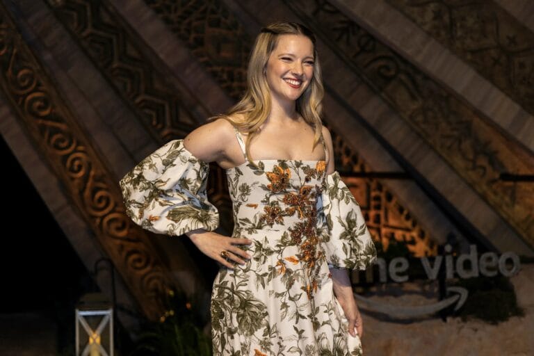 Morfydd Clark: Vestido largo de flores con mangas abullonadas, colores en tonos verdes y naranjas. Lleva…
