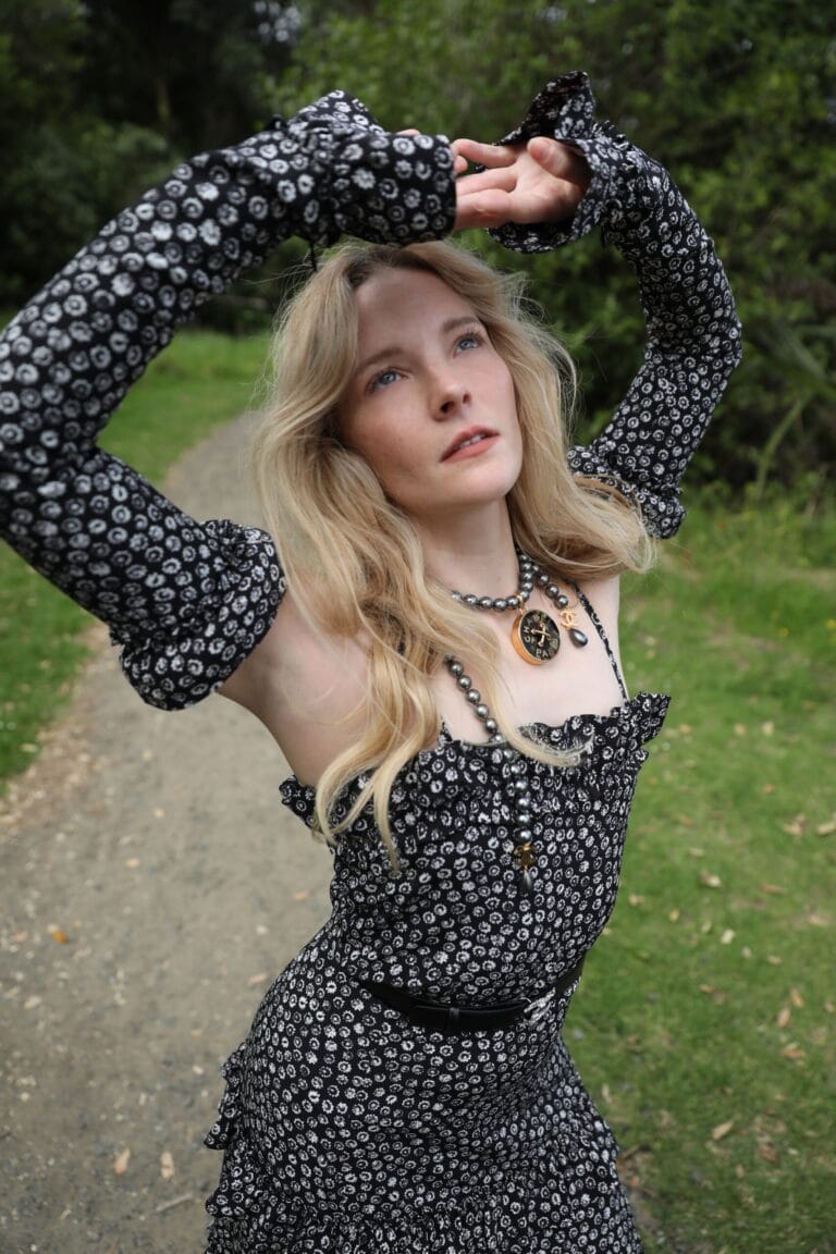 Morfydd Clark: Luce un vestido negro con estampado de flores blancas y mangas largas. El cabello…