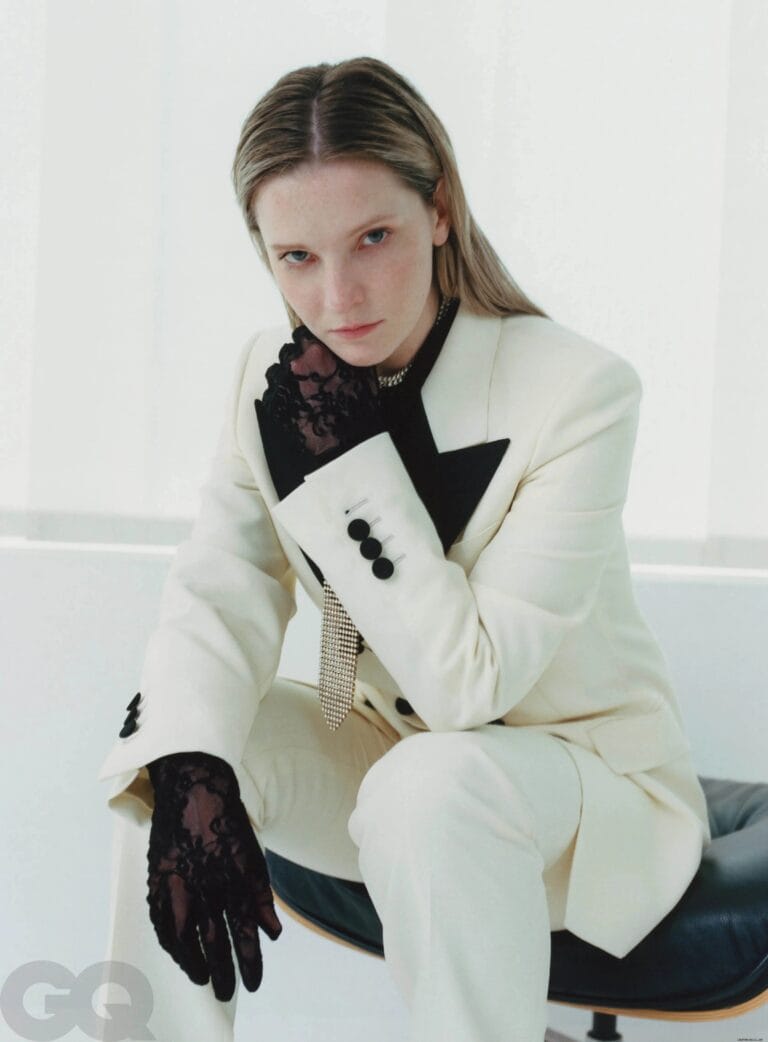 Morfydd Clark: Luce un traje blanco con solapas negras y una corbata de pedrería. Los guantes…