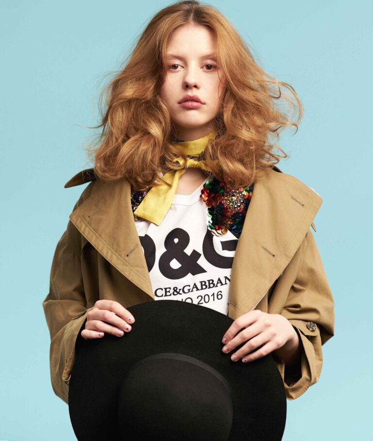 Mia Goth con 25-26 años