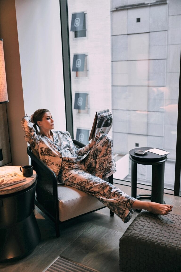 Rosamund Pike: Luce un pijama estampado mientras se relaja en un sillón junto a una ventana…