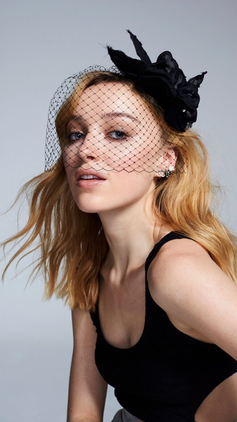Phoebe Dynevor-95316