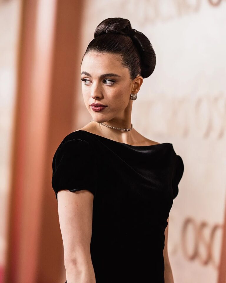 Margaret Qualley: I don't know who this is. Wears an elegant black velvet dress with short sleeves.…