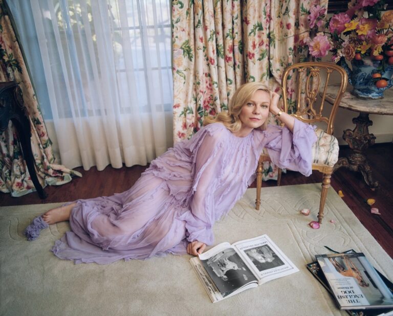 Kirsten Dunst: Long lilac dress with airy fabric and loose sleeves. Resting on…