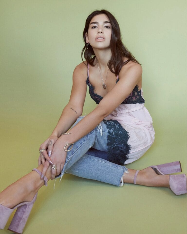 Dua Lipa: Luce un conjunto audaz con un top de encaje negro y una falda larga…