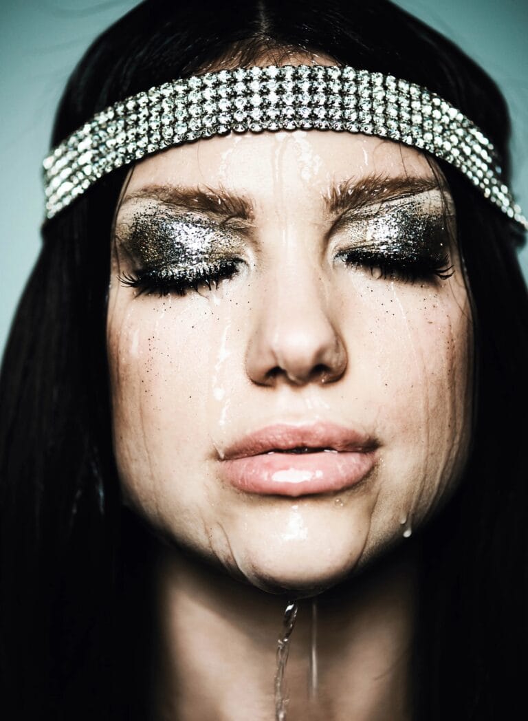Dua Lipa: Luce un brillo impactante en los ojos con sombras doradas y plateadas, mientras lágrimas…