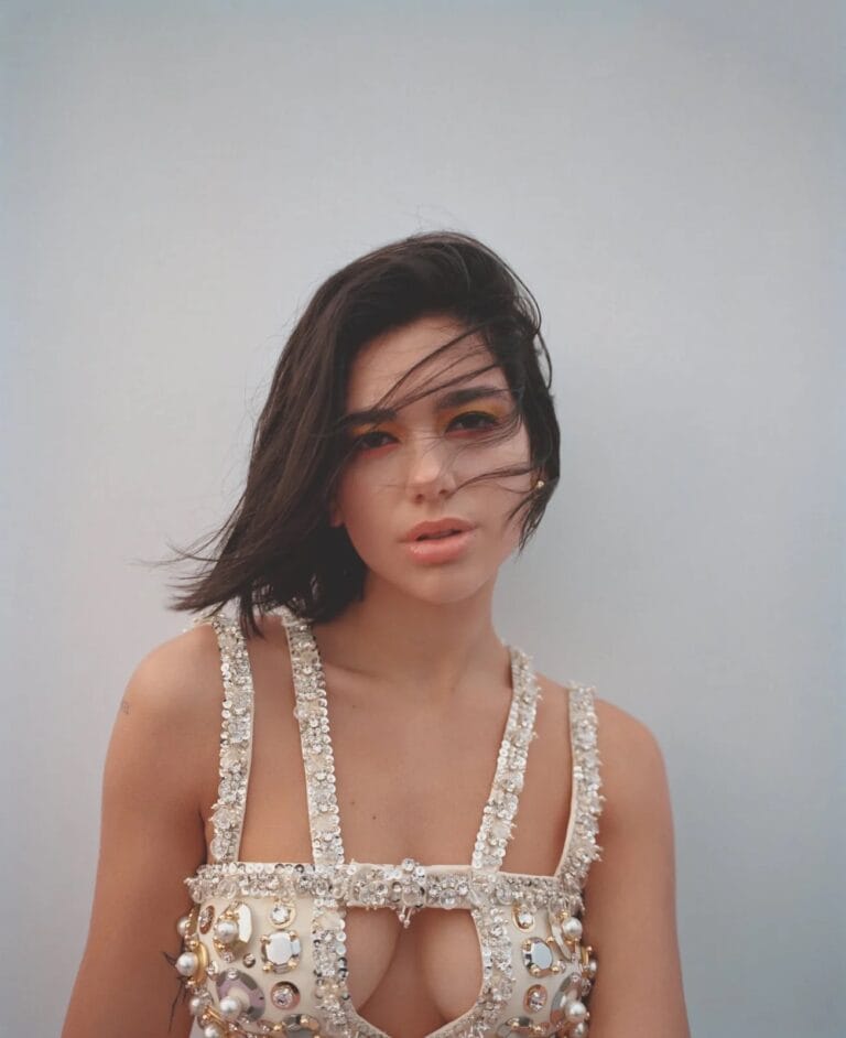 Dua Lipa: Luce un top espectacular adornado con cristales y perlas, que realza su figura con…