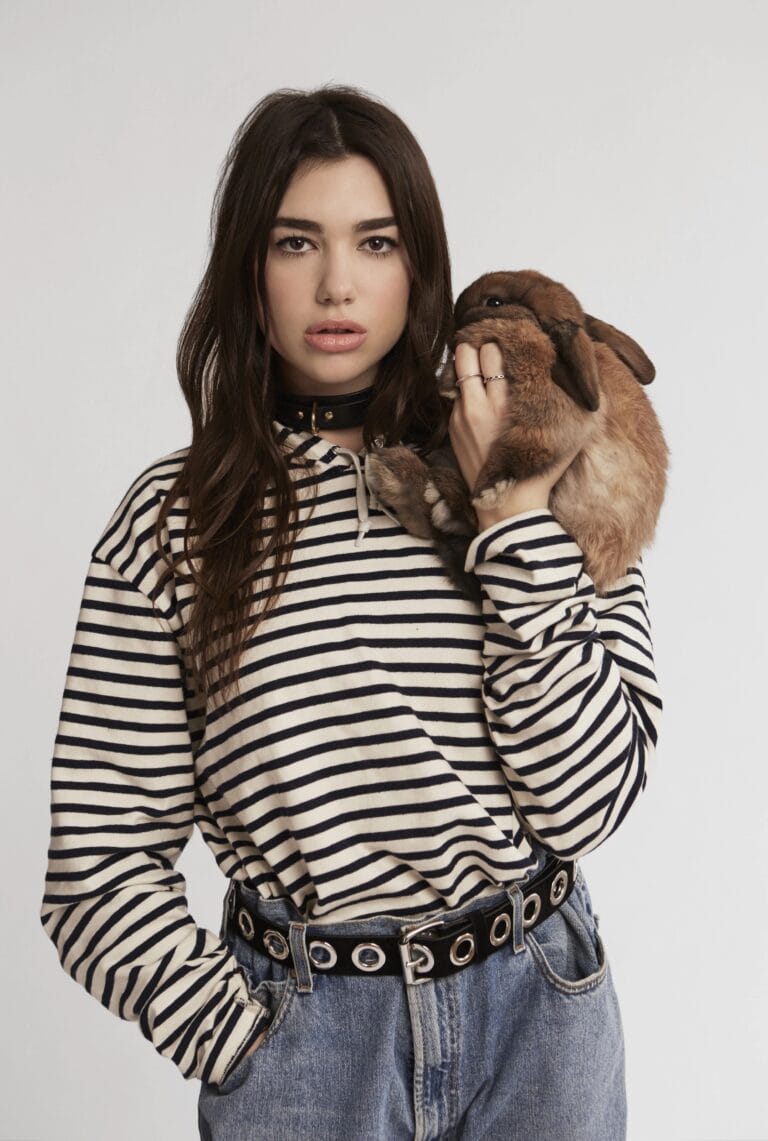 Dua Lipa: Luce una camiseta de rayas en tonos blanco y azul marino, con un diseño…