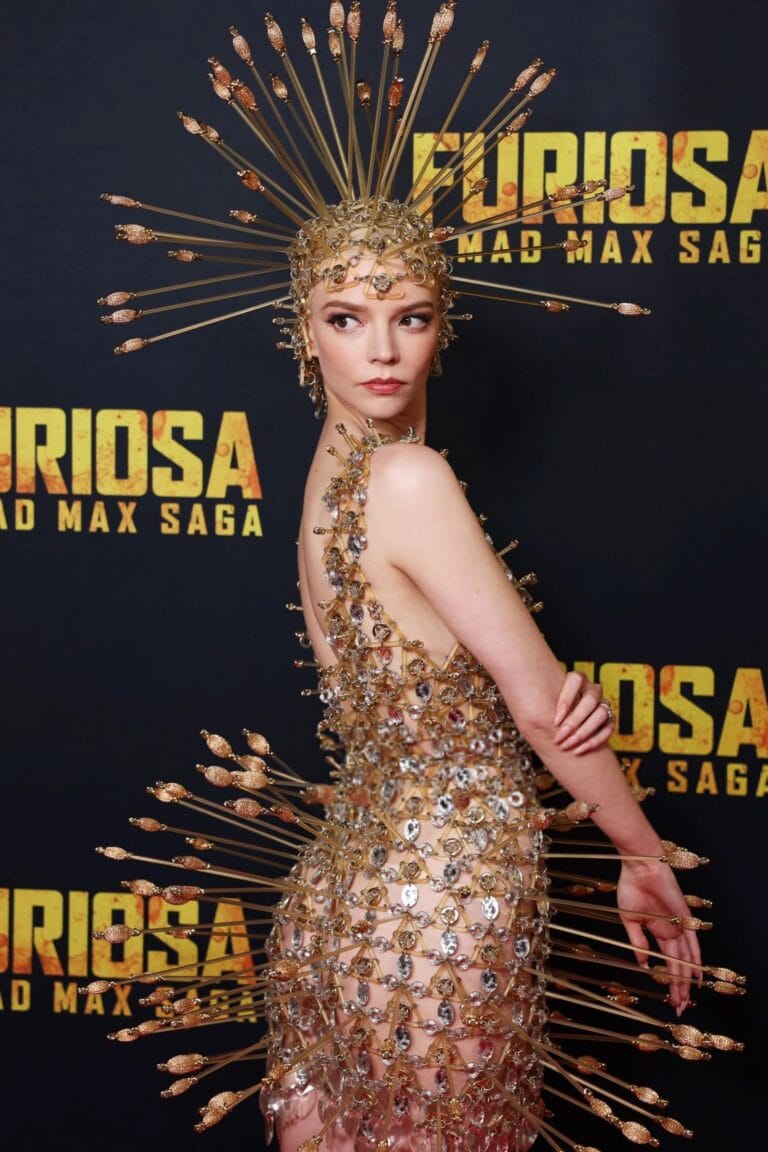 Anya Taylor-Joy: Luce un vestido escultural con detalles dorados y cristales, que se asemeja a una…