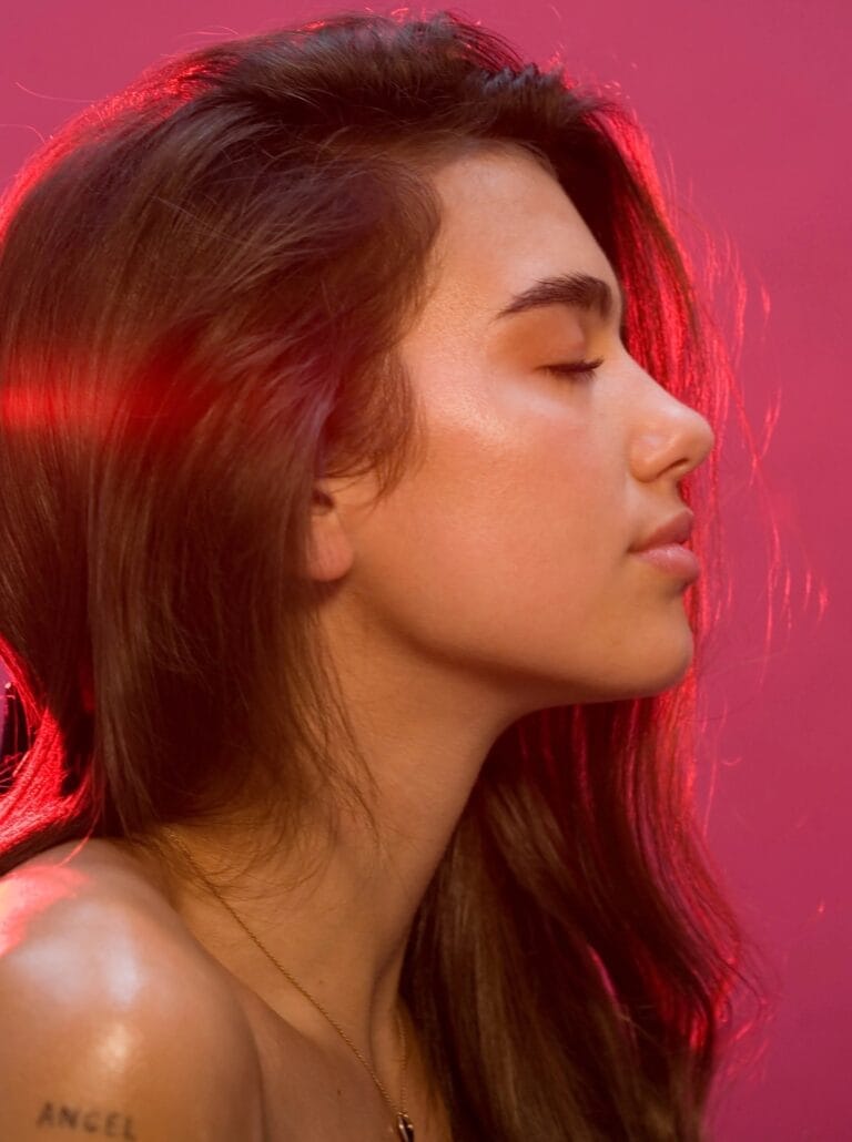 Dua Lipa: Luce un sutil brillo en la piel, con el cabello suelto y ligeramente alborotado,…