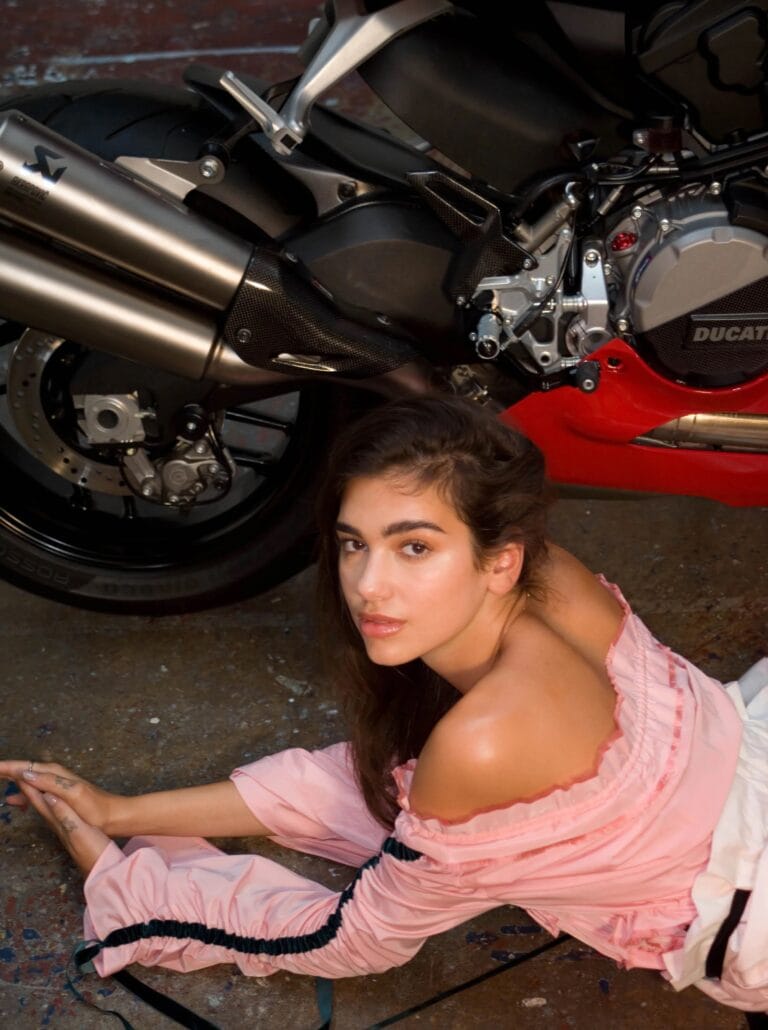 Dua Lipa: Aparece tumbada en el suelo, apoyada sobre un costado, con un top rosa de…