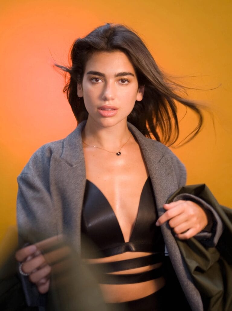 Dua Lipa: Luce un atrevido conjunto de lencería negra con cortes que acentúan la figura, complementado…