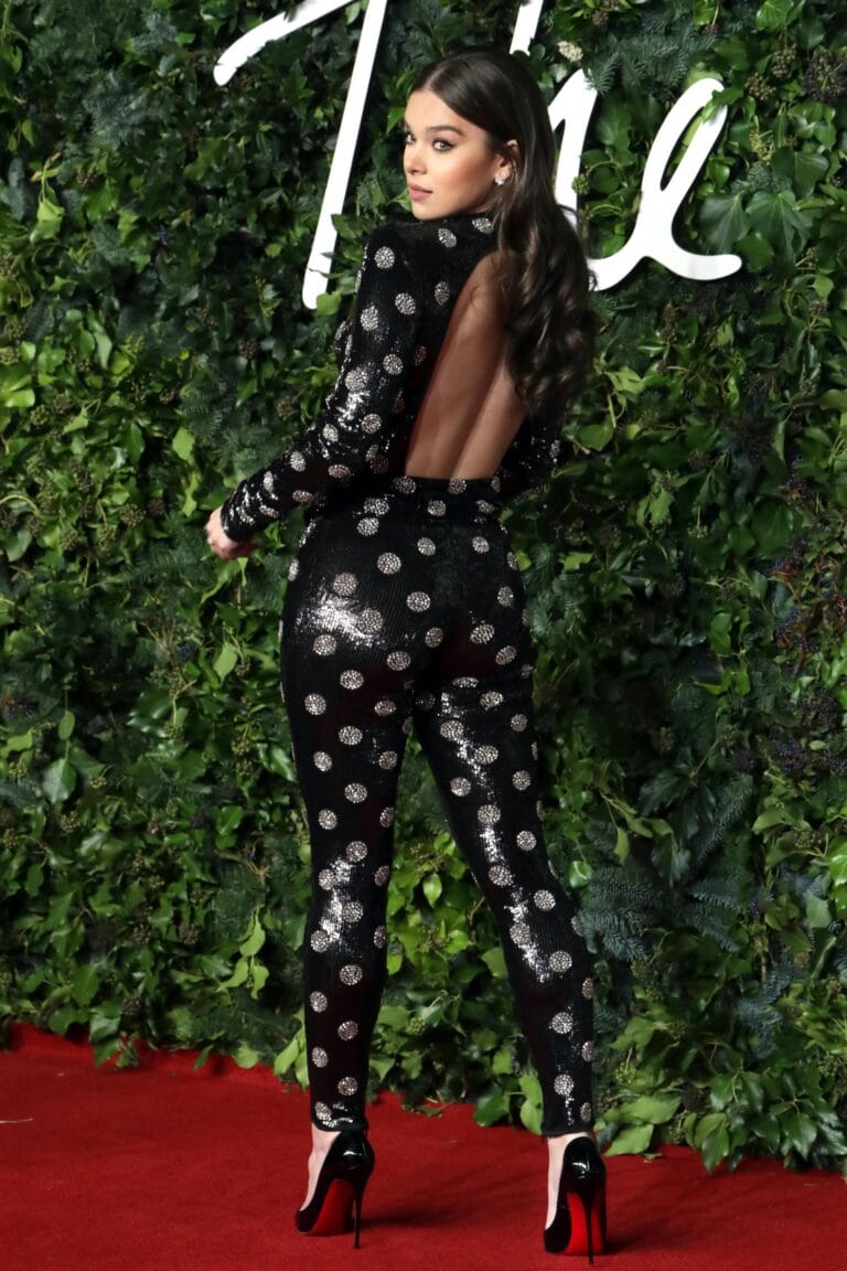 Hailee Steinfeld: Luce un jumpsuit negro brillante con lunares plateados y un escote en la espalda…