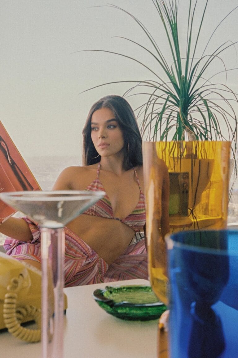 Hailee Steinfeld: Luce un bikini de rayas en tonos vibrantes, combinando con una blusa ligera que…