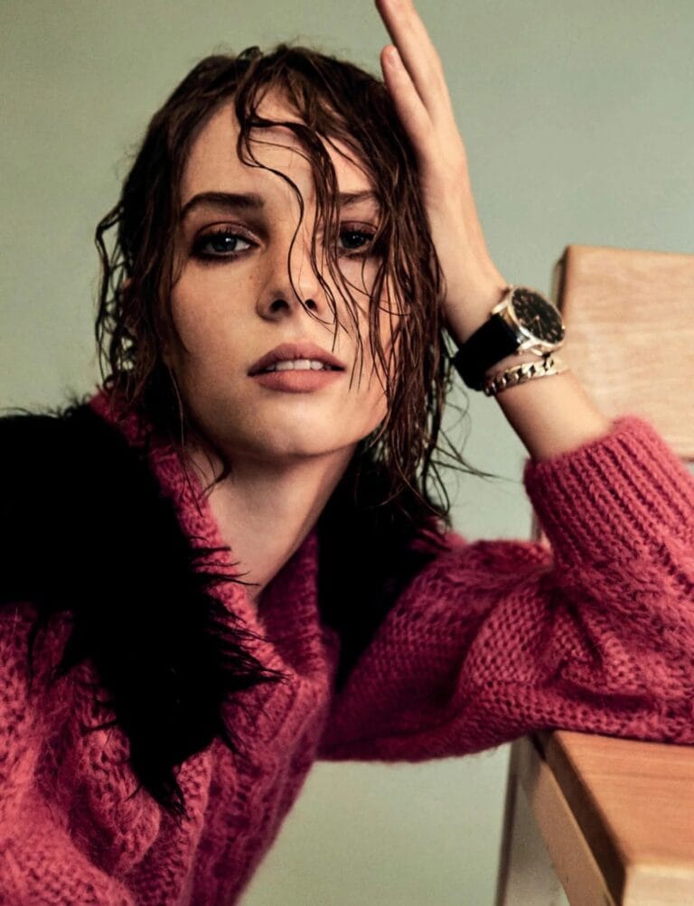 Maya Hawke: Luce un suéter de punto grueso en un vibrante tono rosa, con detalles de…