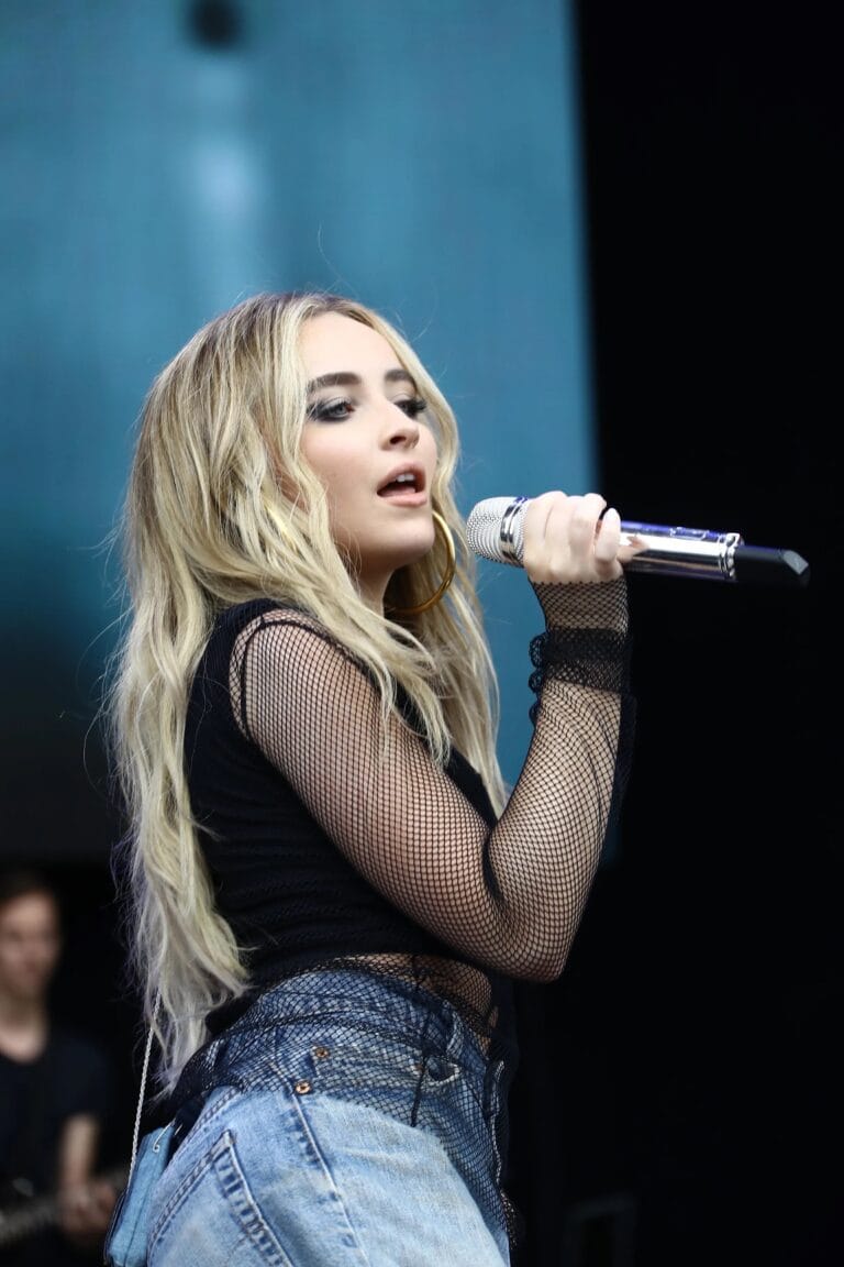 Sabrina Carpenter: Luce una blusa de malla negra que deja entrever un top debajo, combinada con…