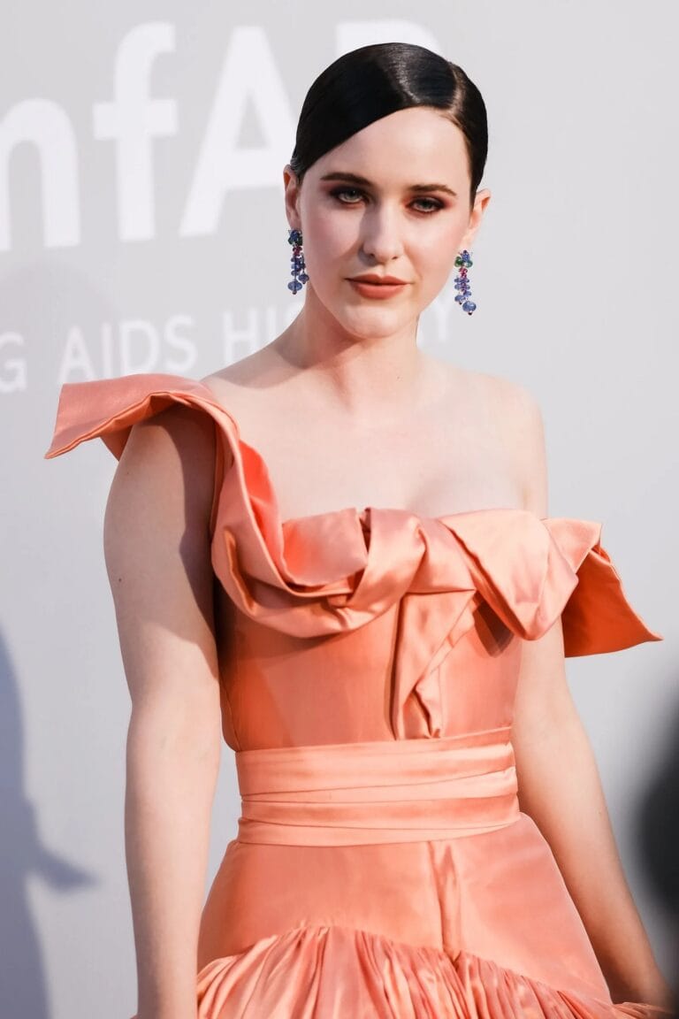 Rachel Brosnahan con 30-31 años