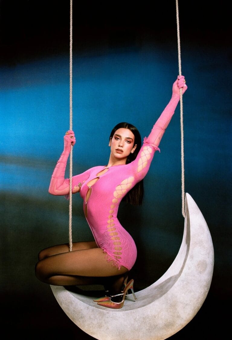 Dua Lipa: Luce un bodysuit rosa ajustado con detalles de encaje y un escote atrevido, mientras…