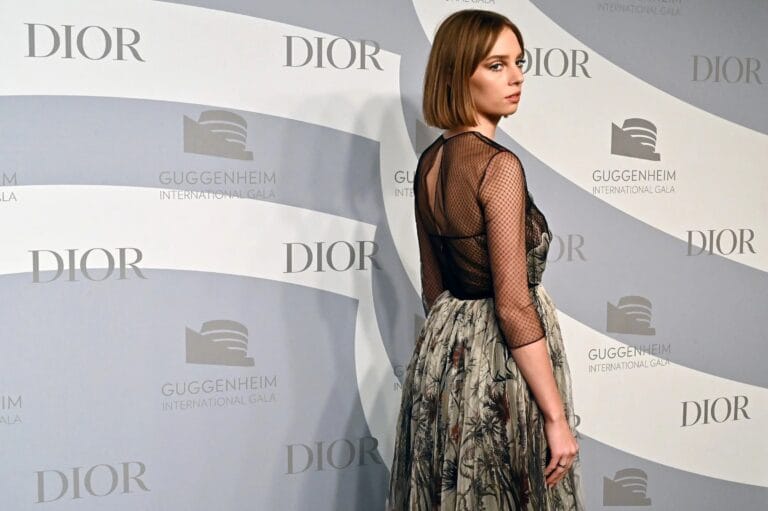Maya Hawke: Luce un vestido largo con estampados florales y una parte superior de malla negra…