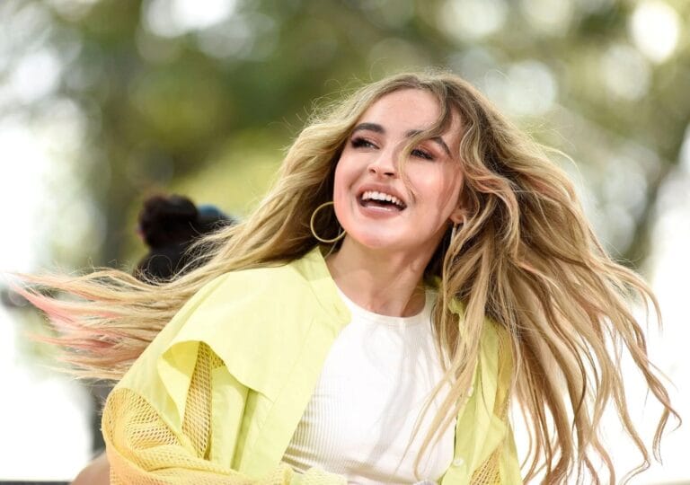 Sabrina Carpenter: Luce una chaqueta amarilla de estilo ligero sobre una camiseta blanca, mientras su cabello…