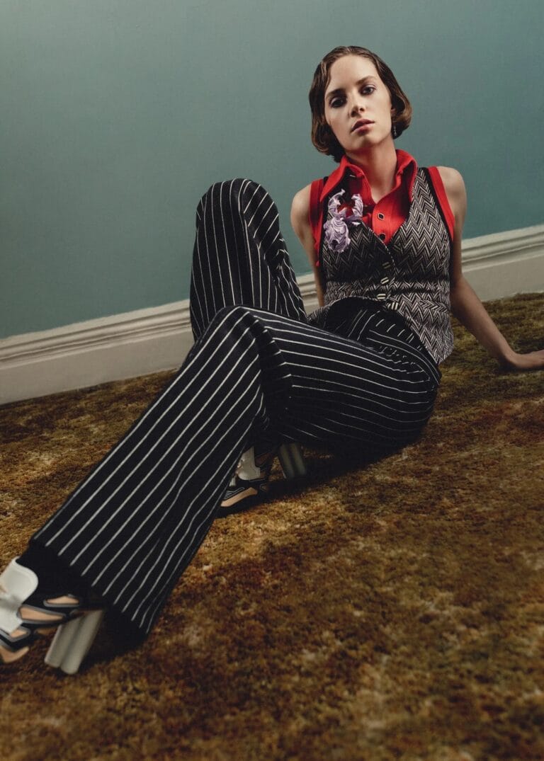 Maya Hawke: Luce un conjunto audaz con pantalones de rayas y un chaleco con patrón chevron,…