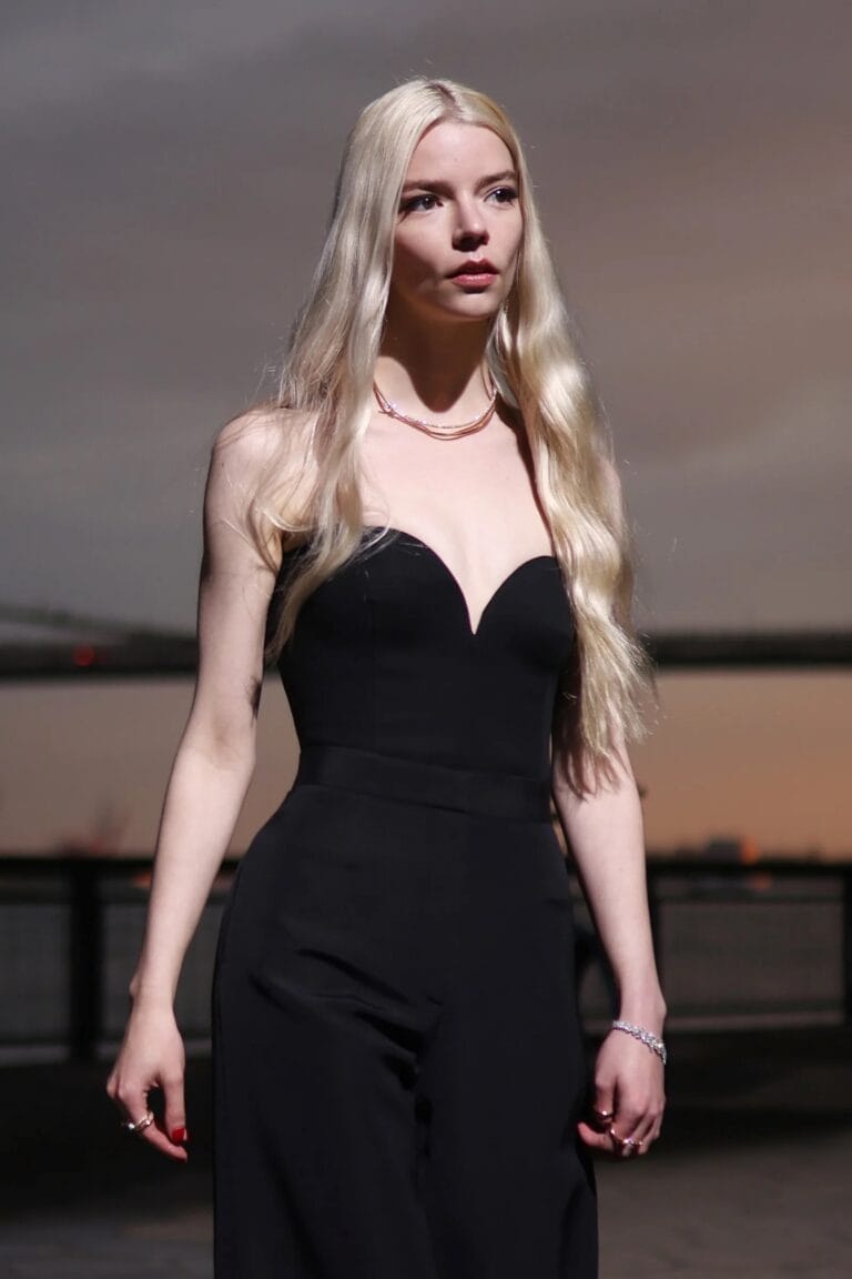 Anya Taylor-Joy: Luce un elegante mono negro con escote en forma de corazón, destacando su figura…