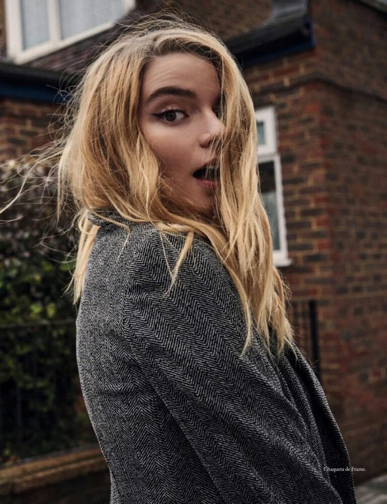 Anya Taylor-Joy: Posa de lado, con una chaqueta de rayas en tonos grises que le da…
