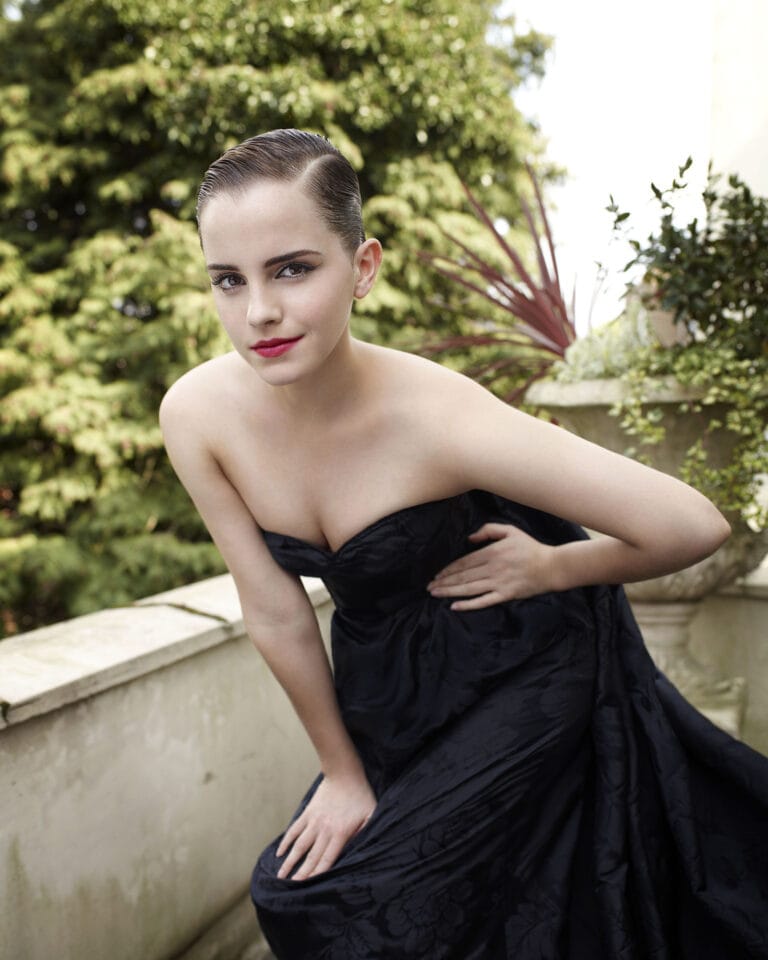 Emma Watson: Luce un elegante vestido negro strapless, con un tejido que resalta su silueta. Está…