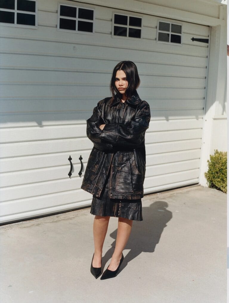 Ariana Greenblatt: Wears a black leather set, pairing an oversized jacket with a skirt…