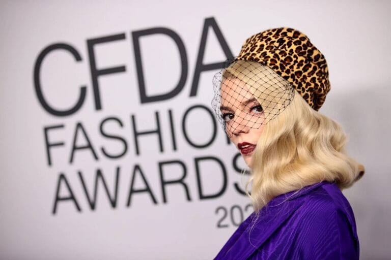 Anya Taylor-Joy: Luce un vestido morado de corte elegante, con un diseño que resalta su figura.…