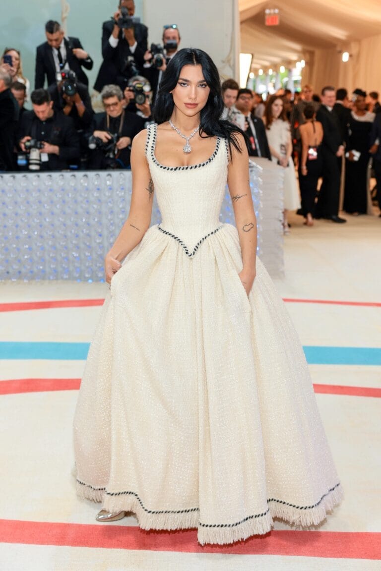 Dua Lipa con 27-28 años