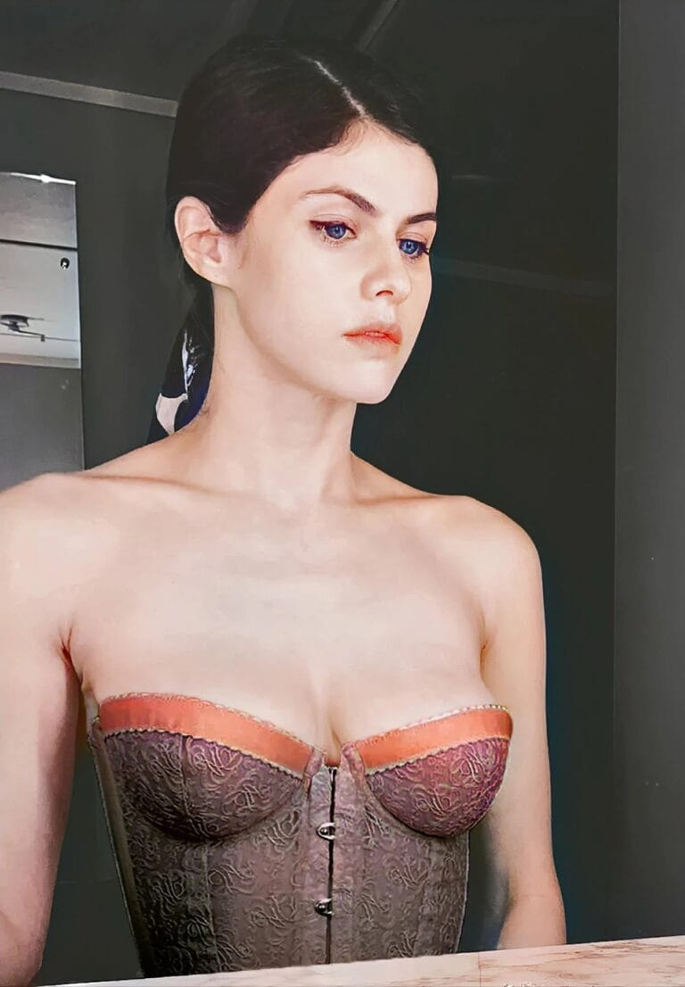 Alexandra Daddario: Luce un corsé ajustado en tonos nude con detalles en naranja, que realza su…