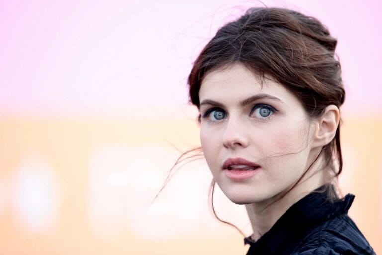 Alexandra Daddario: Luce una blusa negra con detalles de volantes, mientras el viento juega con su…